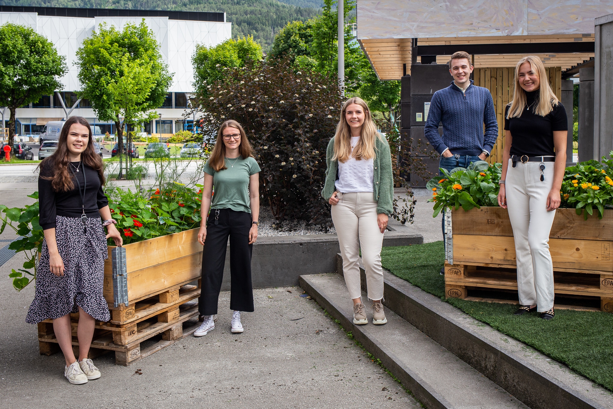 Bilde av sommervikarene 2021. Tuva Eline Eriksen H&oslash;gelid (fr&aring; venstre), Johanne Grue Reiten, Thea Sofie Bygstad, Martin Gjerde Skrede og Eirin Alvilde Nordeide